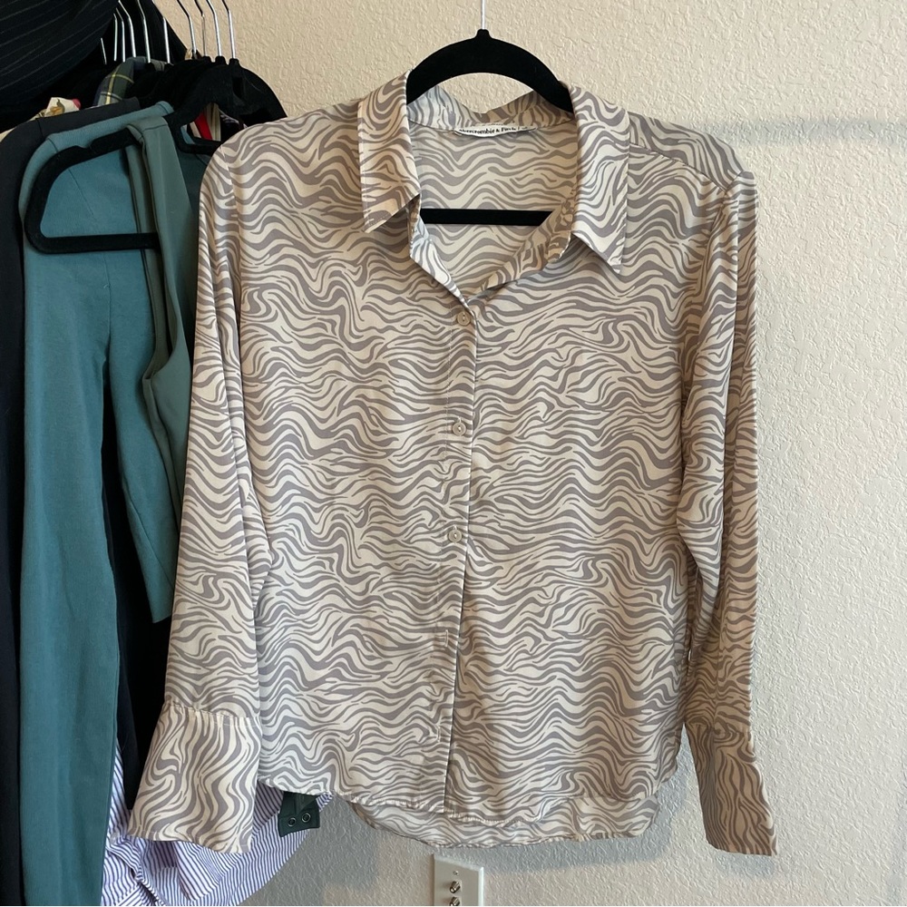 LAST CHANCE ✨ PRICE FIRM ✨ Abercrombie Silky Satin Boyfriend Shirt Swirl Print